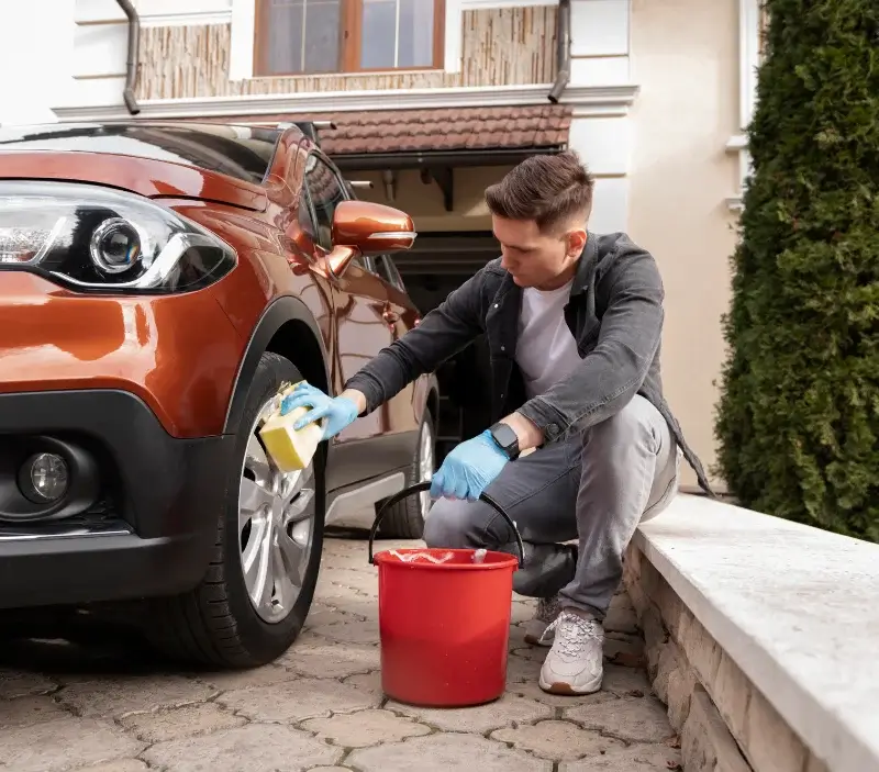 Lavage auto à domicile Peyrat-de-Bellac : professionnel intervenant sur un véhicule